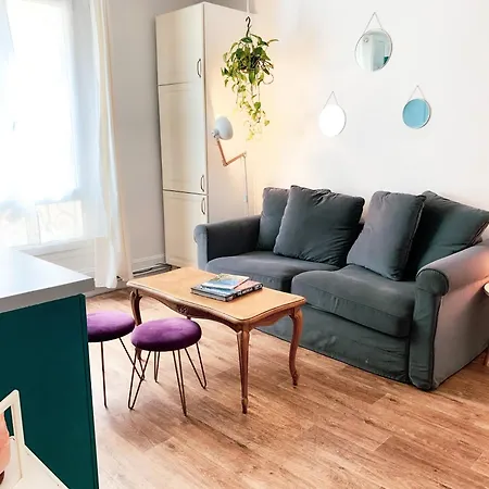 Cute Little For 6 Persons * パリ