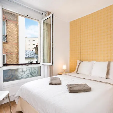 Cute Little For 6 Persons Appartement Parijs